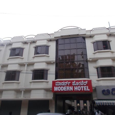 Modern Hotel Bangalore Bagian luar foto