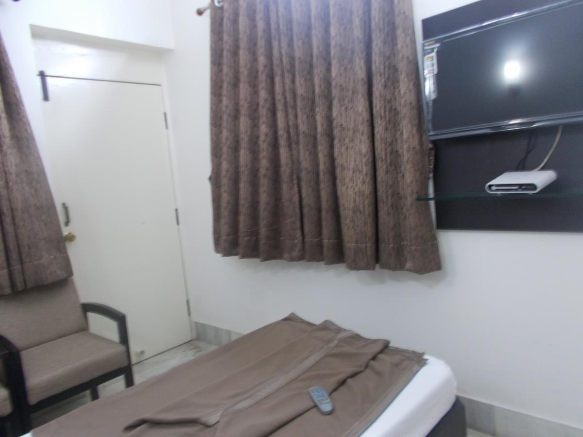 Modern Hotel Bangalore Bagian luar foto