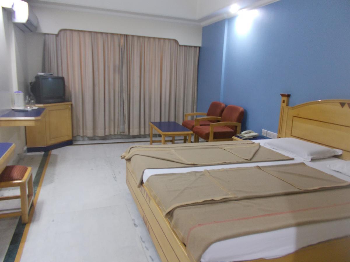Modern Hotel Bangalore Bagian luar foto