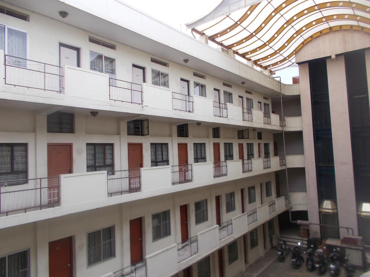 Modern Hotel Bangalore Bagian luar foto