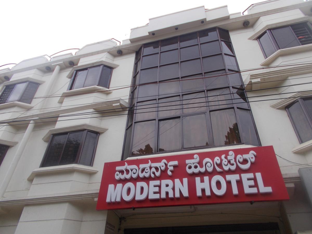 Modern Hotel Bangalore Bagian luar foto