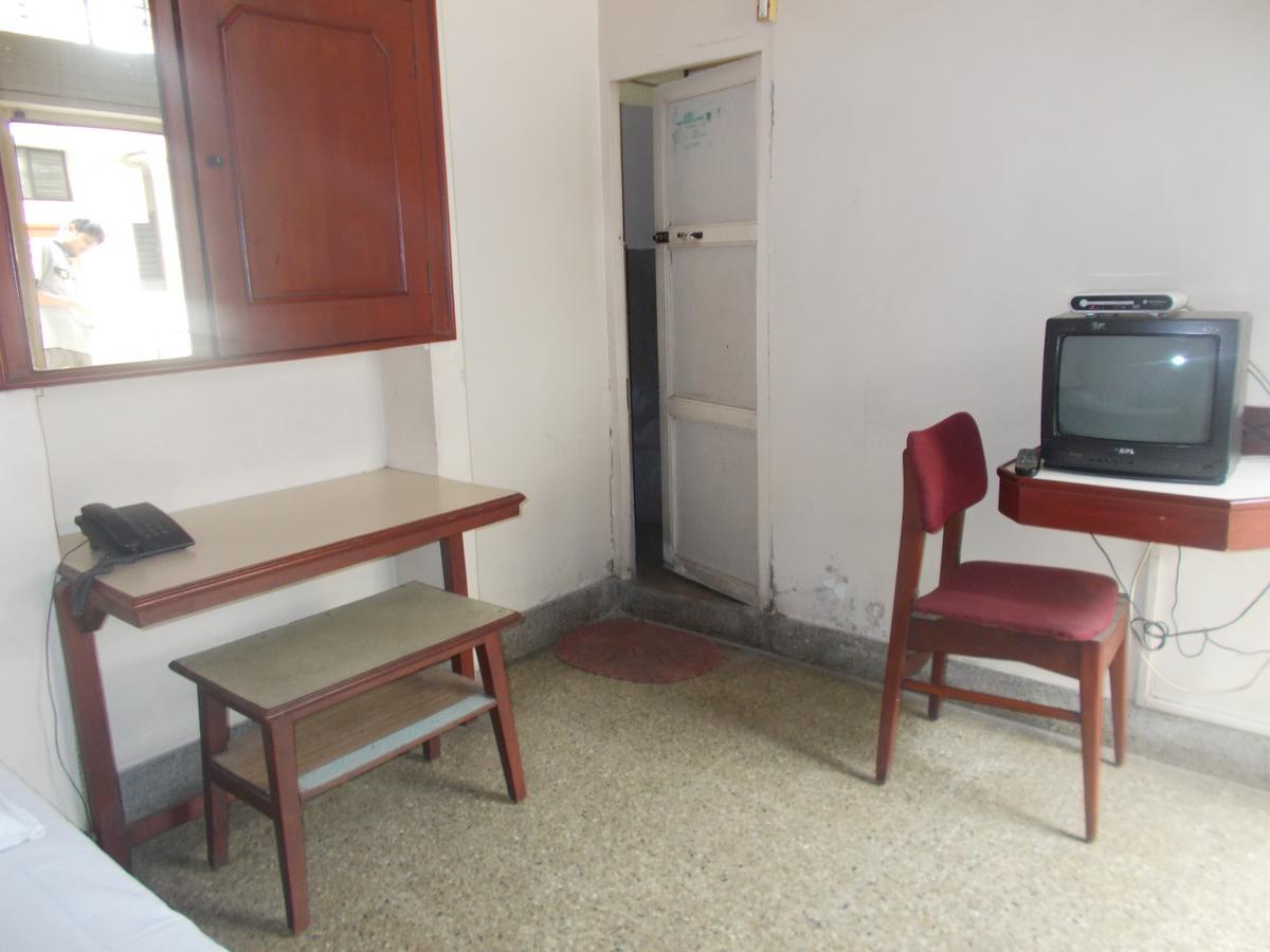 Modern Hotel Bangalore Bagian luar foto