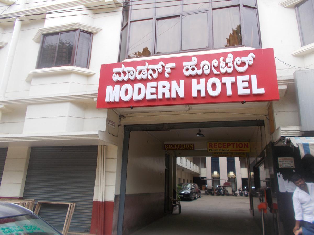 Modern Hotel Bangalore Bagian luar foto