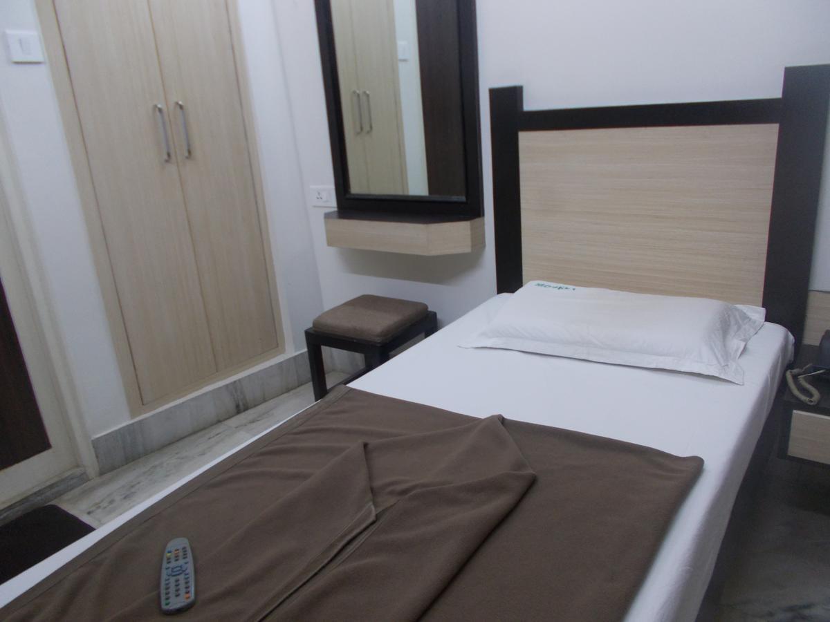 Modern Hotel Bangalore Bagian luar foto