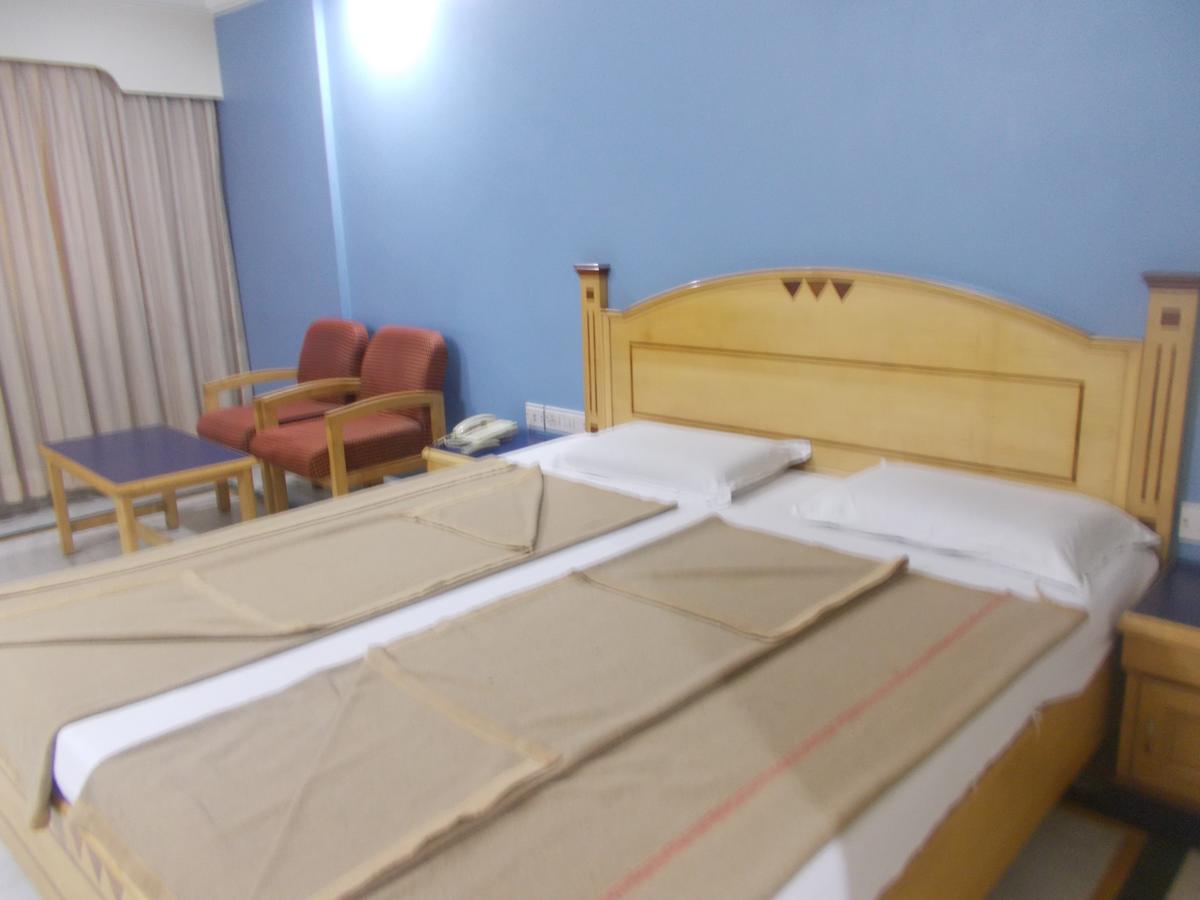 Modern Hotel Bangalore Bagian luar foto