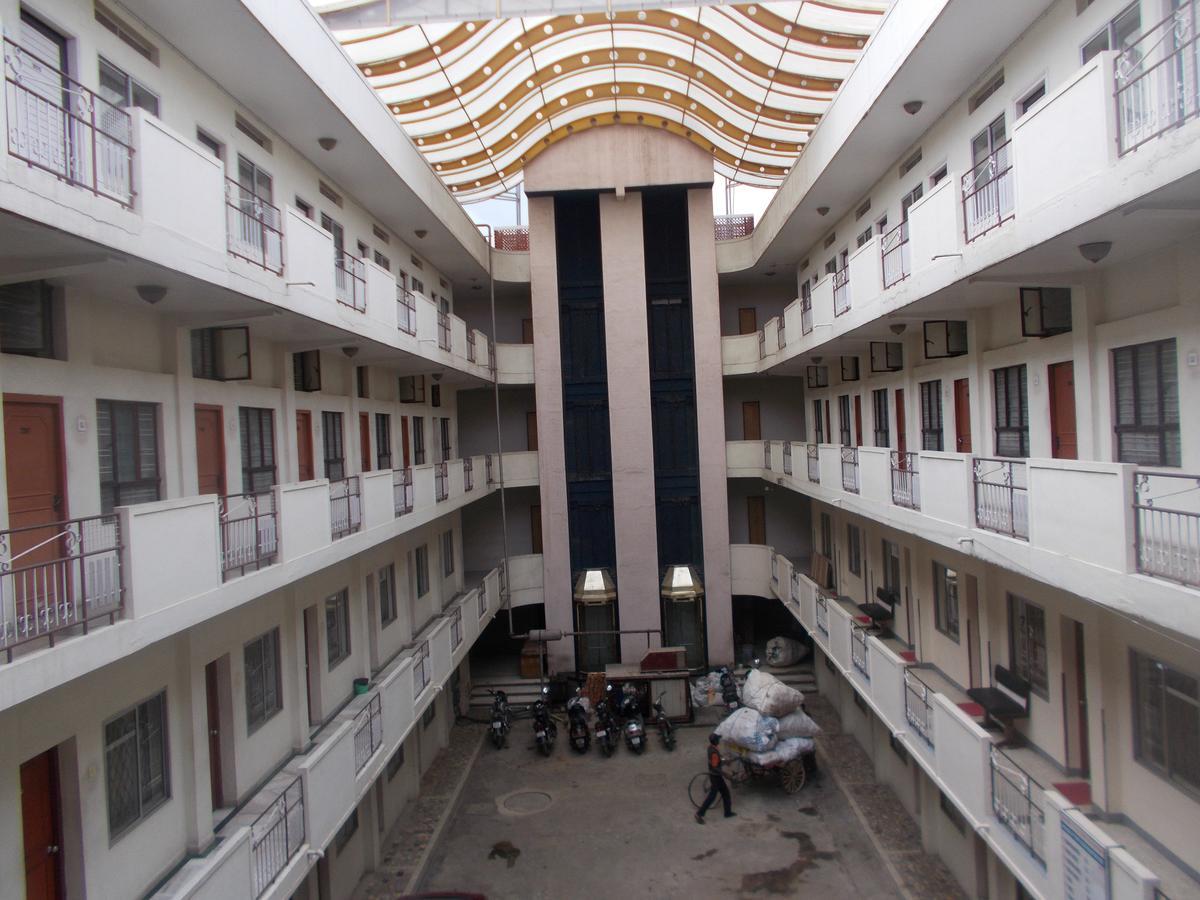Modern Hotel Bangalore Bagian luar foto