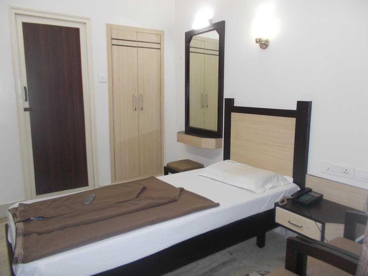 Modern Hotel Bangalore Bagian luar foto