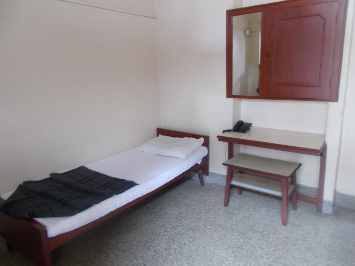 Modern Hotel Bangalore Bagian luar foto
