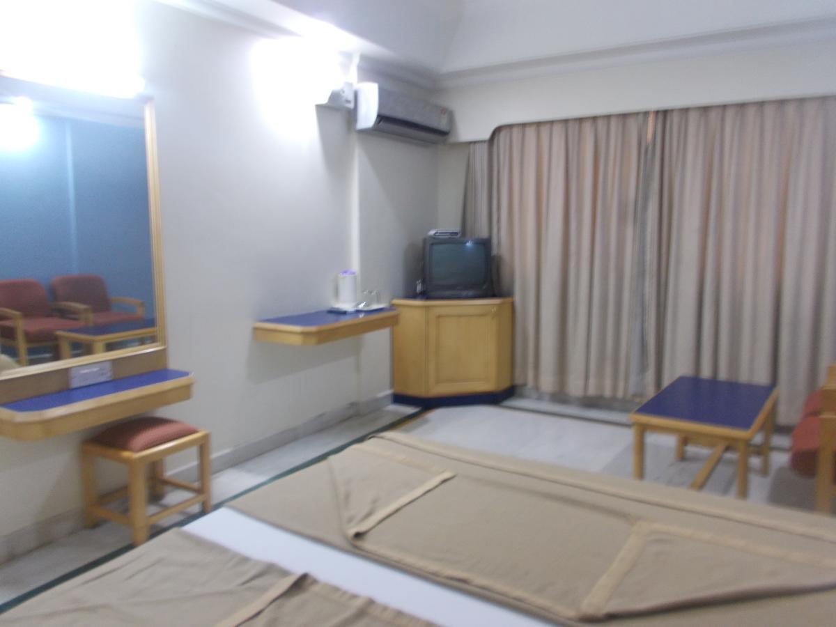 Modern Hotel Bangalore Bagian luar foto