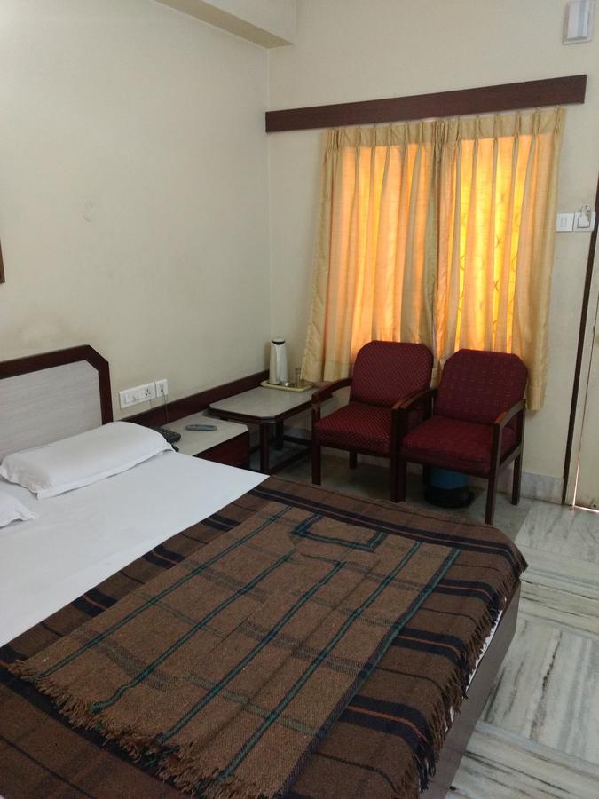 Modern Hotel Bangalore Bagian luar foto