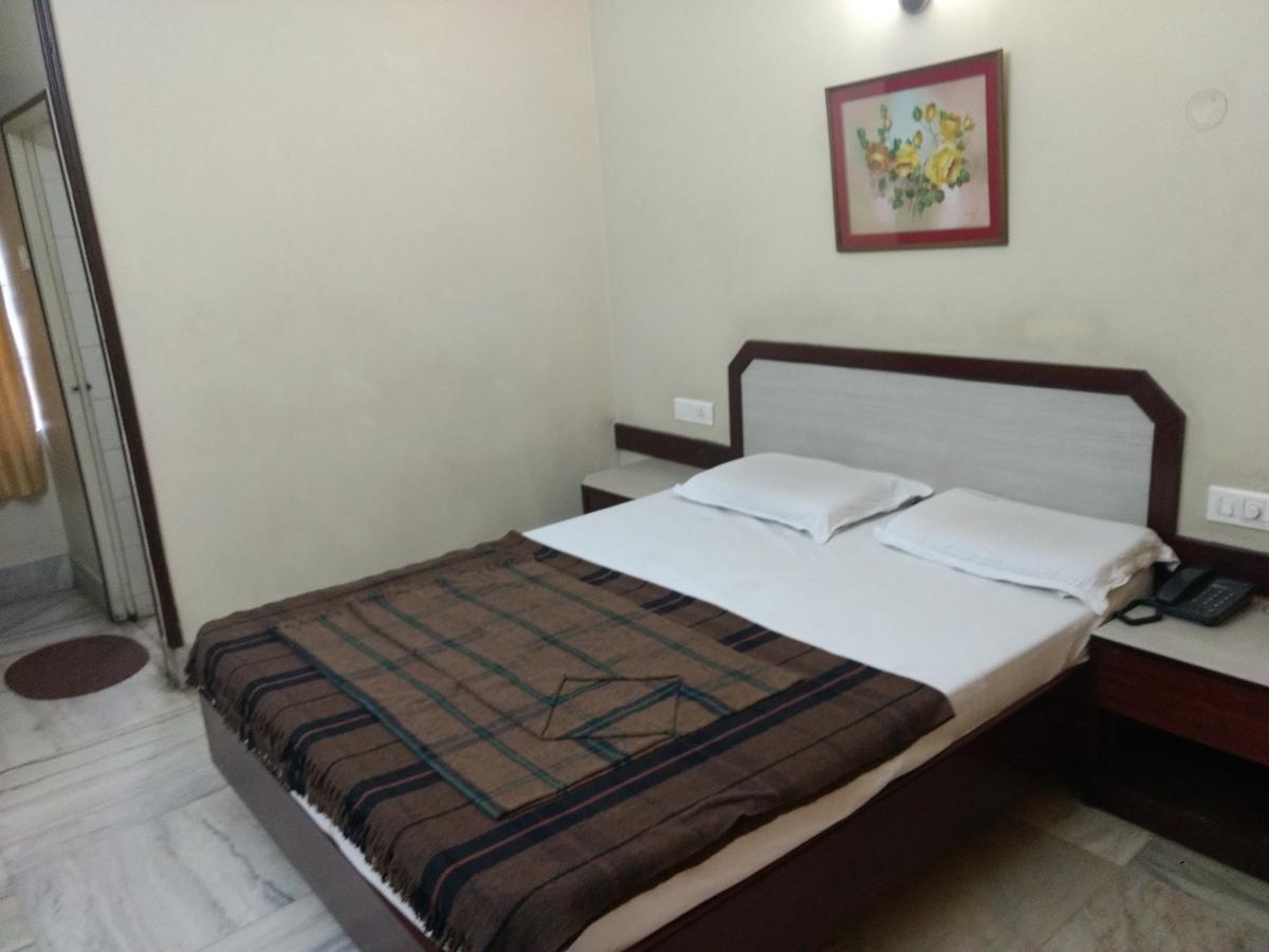 Modern Hotel Bangalore Bagian luar foto