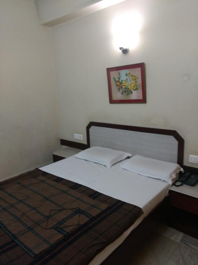 Modern Hotel Bangalore Bagian luar foto